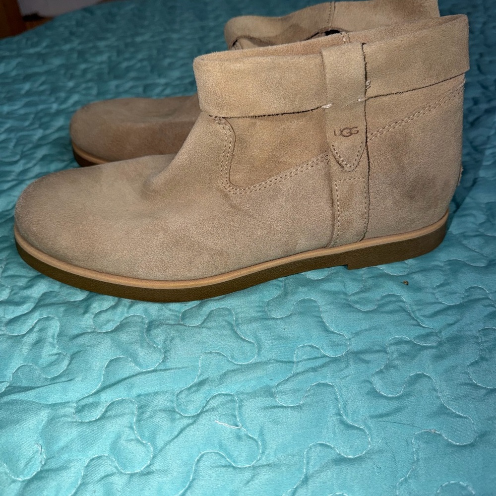 UGG Women's Josefene Cuff Suede Ankle Boots size 9 Ugg logo brown Chelsea style